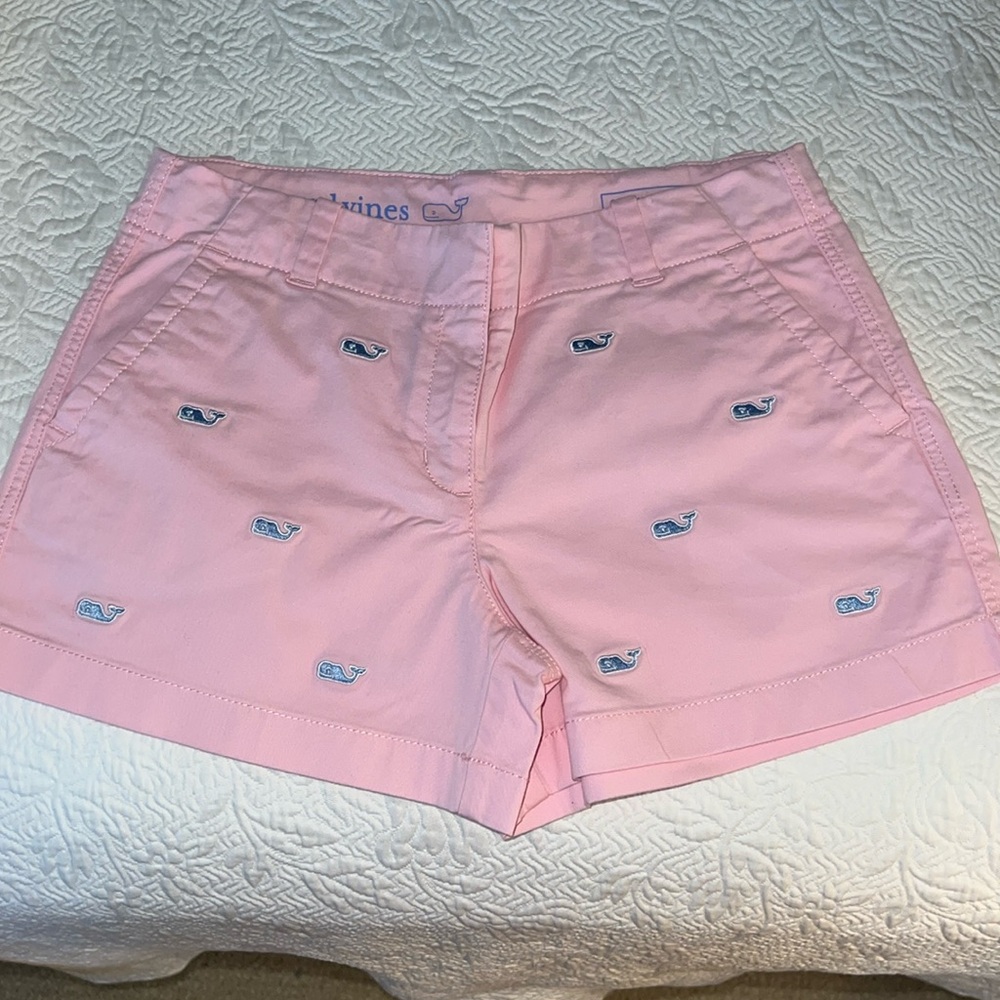 Vineyard Vines Short w/ embroidered baby blue whales